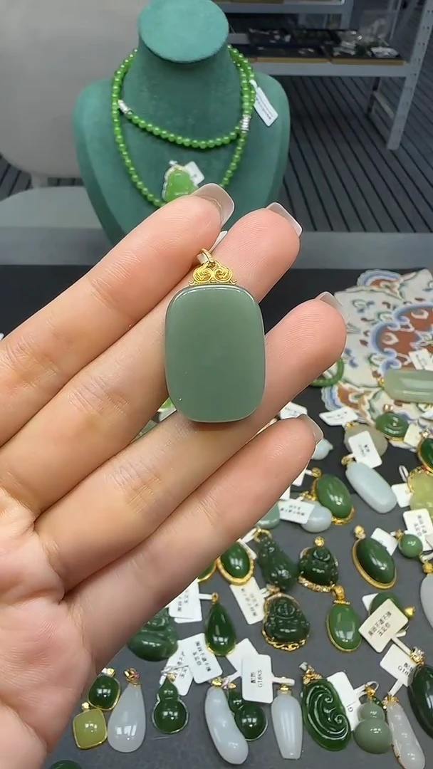 18K金镶嵌和田玉挂件1