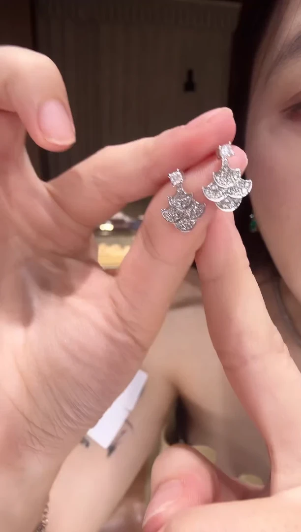 18K金镶嵌耳饰钻石银杏叶