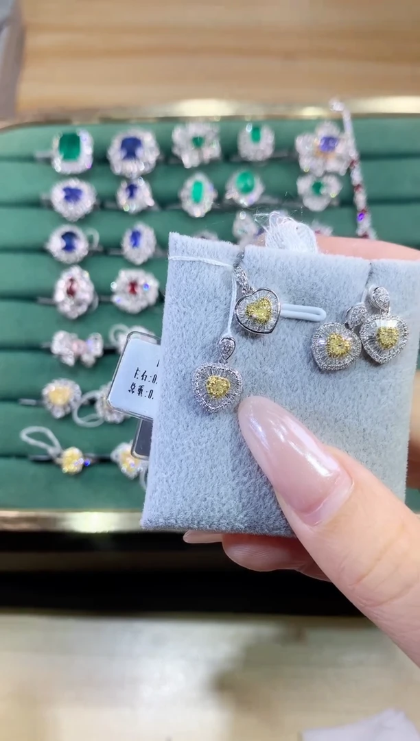 18K金镶嵌吊坠钻石吊坠多样性发一