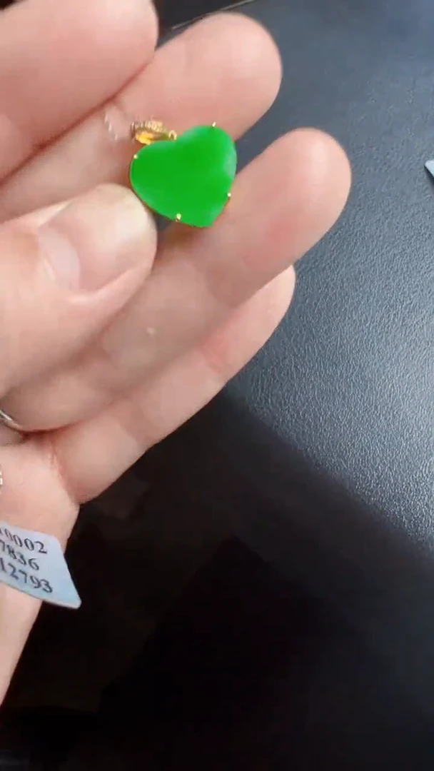 颈饰18K金镶嵌翡翠爱心