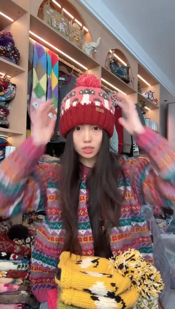 羊毛红粉翻边蘑菇帽