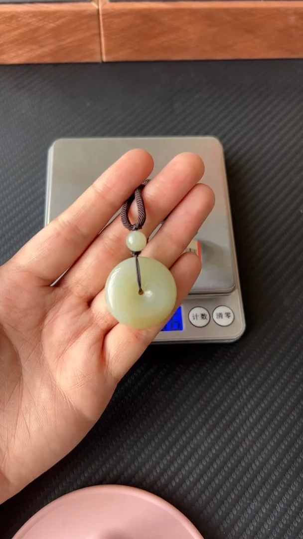 【闪购商品】和田玉吊坠(赠链)未镶嵌且末微色差近矿