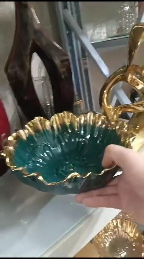 瓷微瑕绿金果篮摆件