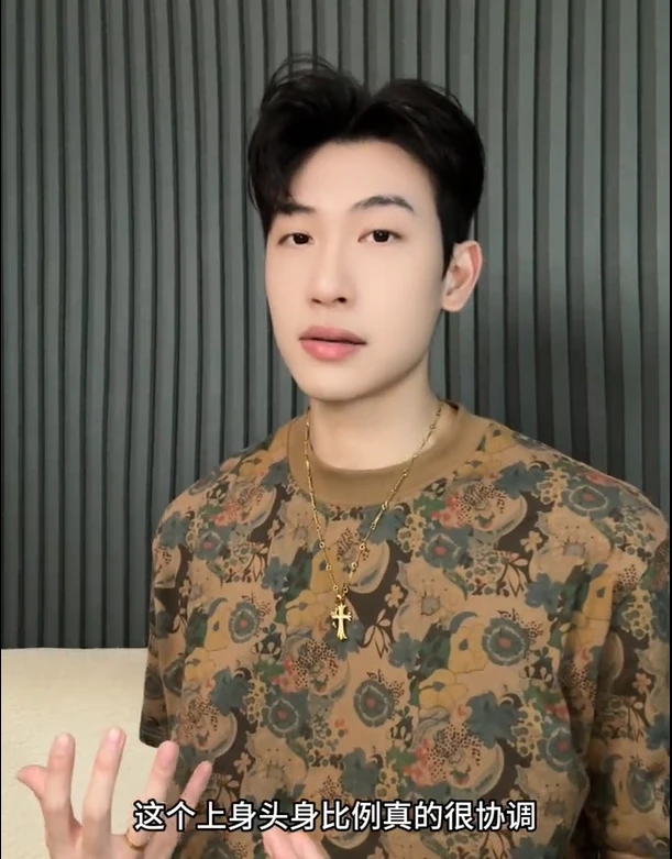 夏季高级感新款设计感潮牌撞色花卉短袖T恤百搭简约宽松上衣礼物