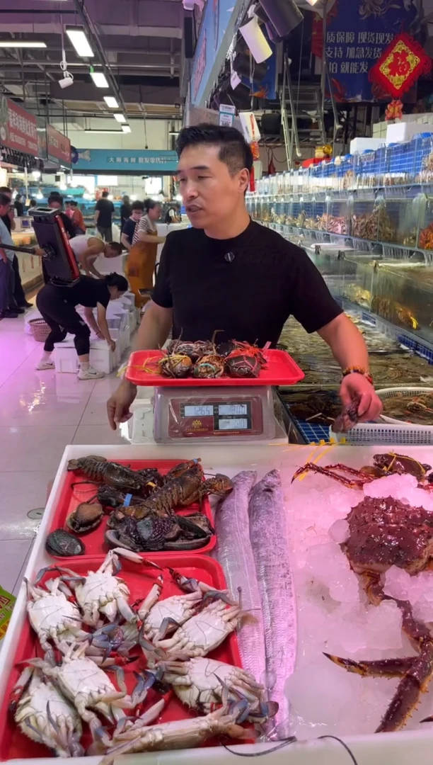 中国大陆鲜活膏蟹5只，2.5斤