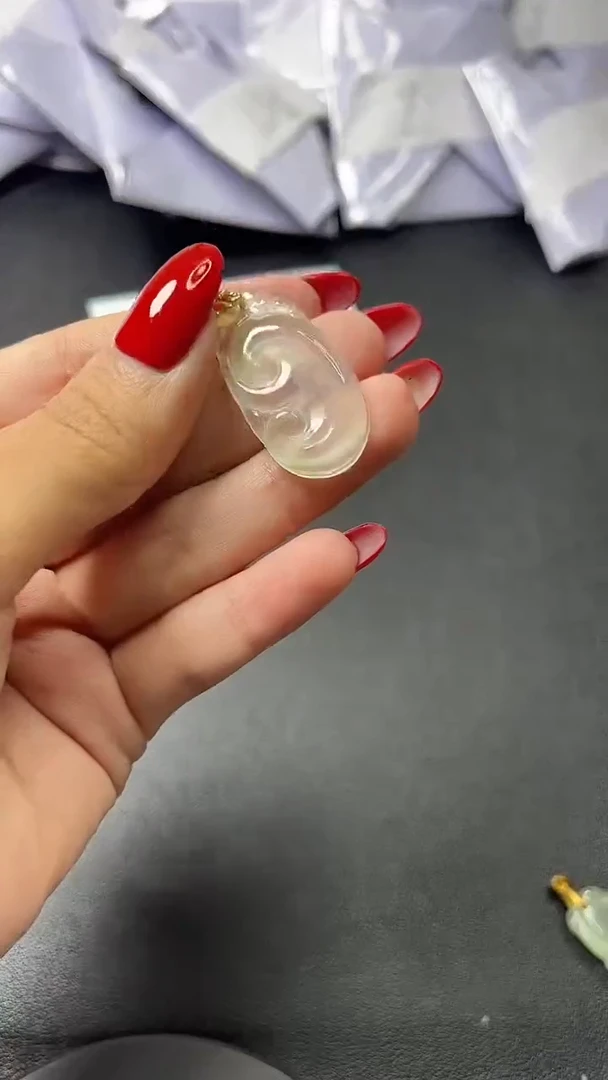 广东石料裴翠时尚女士精品吊坠