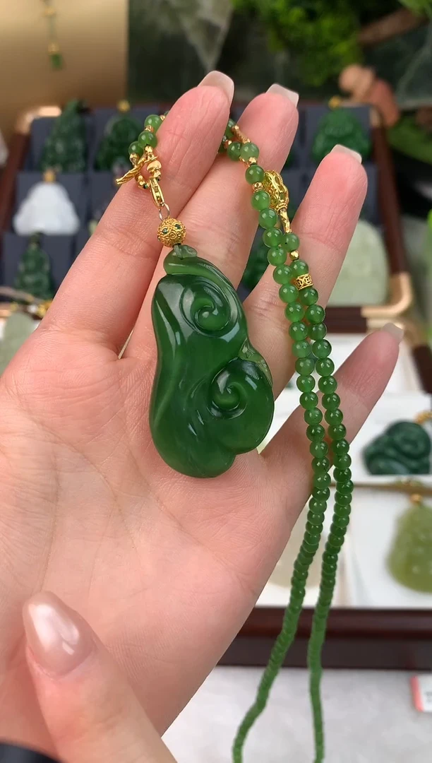 颈饰未镶嵌和田玉吊坠