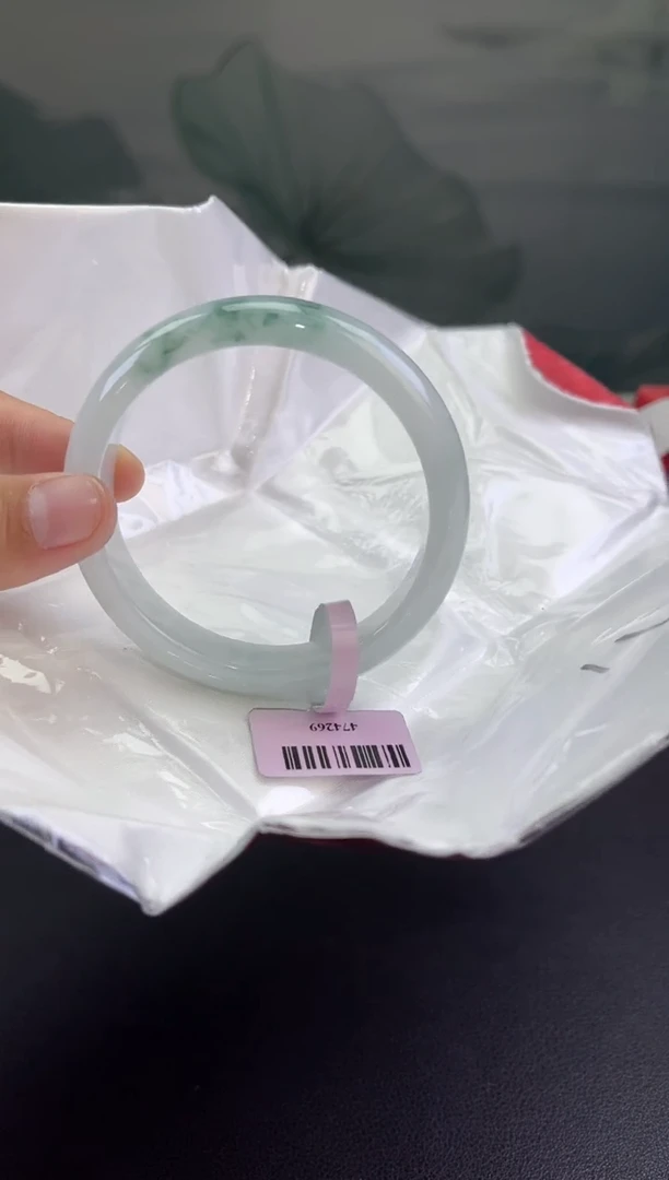 翡翠手镯未镶嵌翡翠手镯