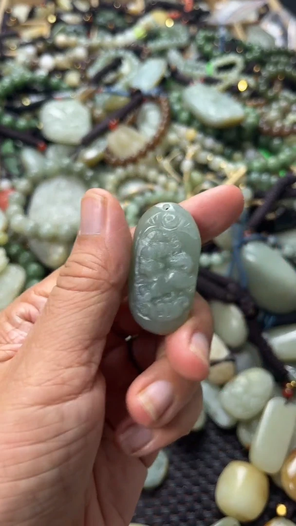 和田玉未镶嵌颈饰（多样性发一件）没有证书有瑕