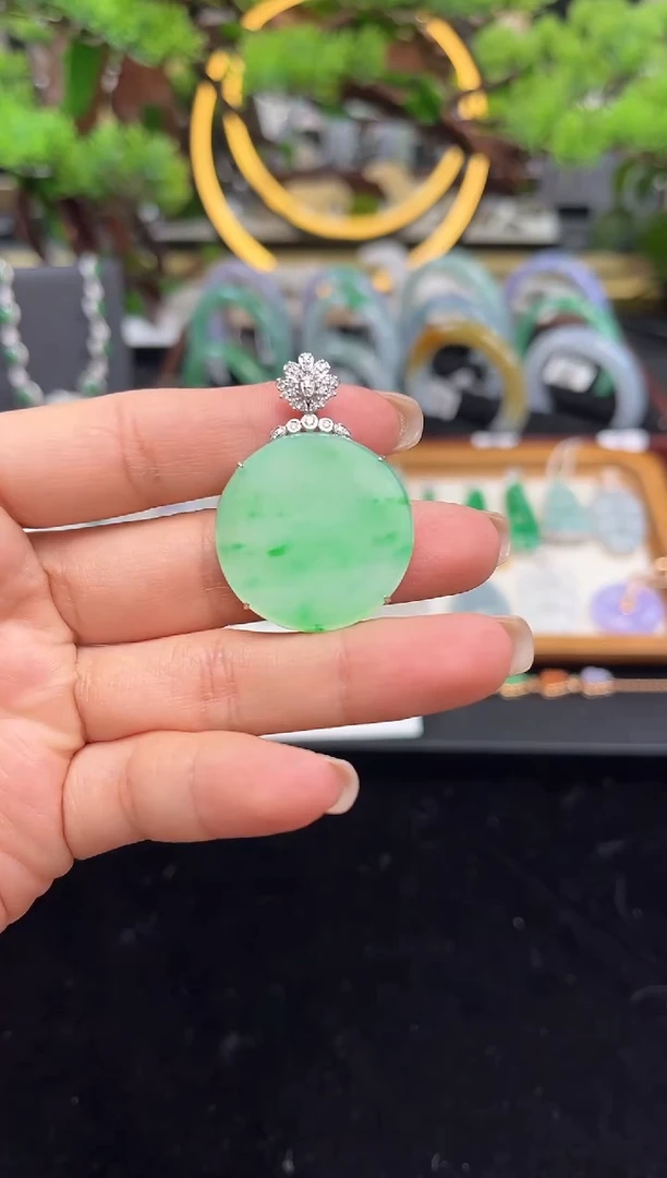 颈饰18K金镶嵌翡翠吊坠