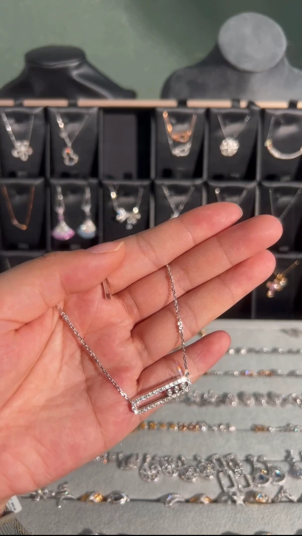 颈饰18K金镶嵌钻石回形针项链