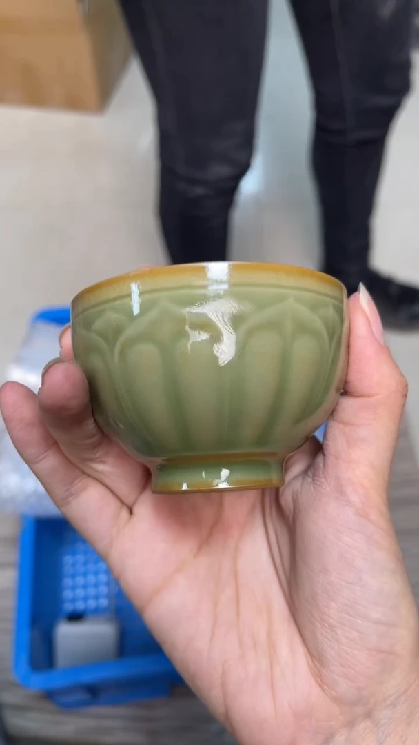 陶瓷橄榄绿莲瓣禅定杯 单只