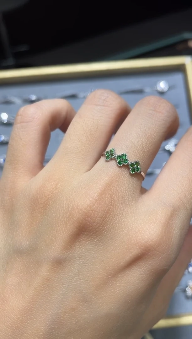 18K金镶嵌戒指石榴石（沙弗莱）1