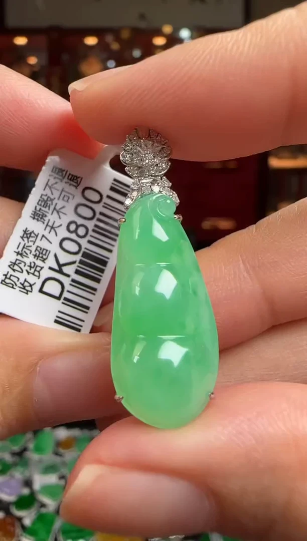 翡翠18K金镶嵌颈饰DK0800冰阳绿豆豆