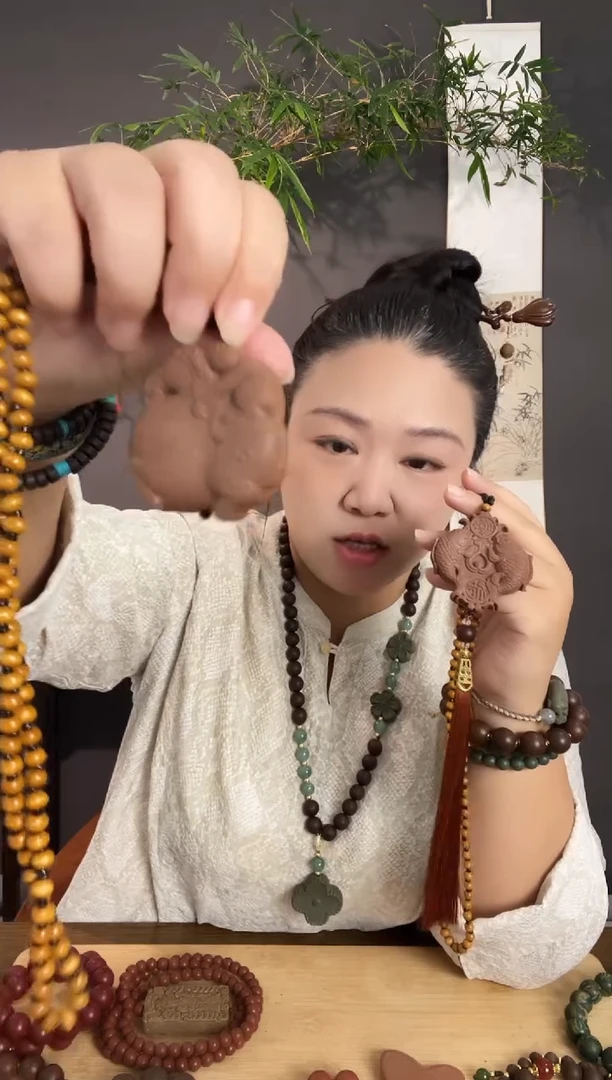 泥塑红麝马上封侯香牌