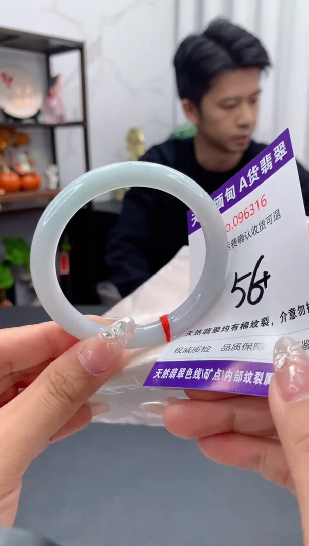 未镶嵌手镯翡翠有纹，完美者勿拍
