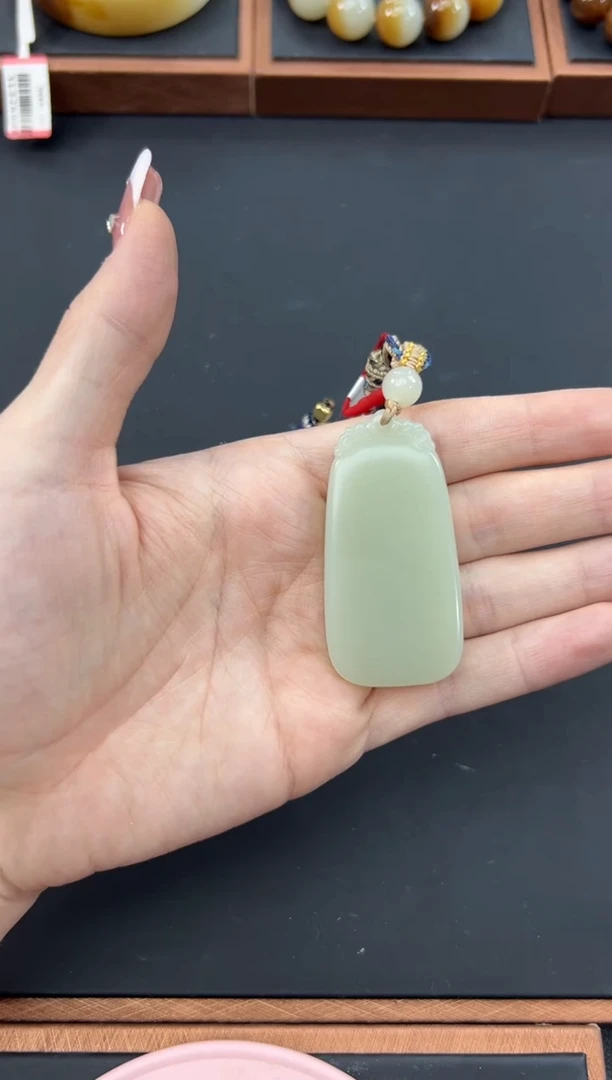 【闪购商品】和田玉吊坠(赠链)未镶嵌且末微色差迪克兰吊坠