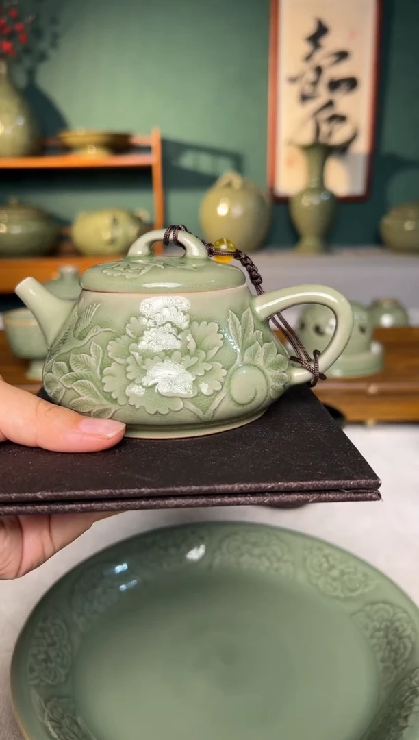 其他耀州窑全手工剔花浮雕仙鹤牡丹石瓢壶