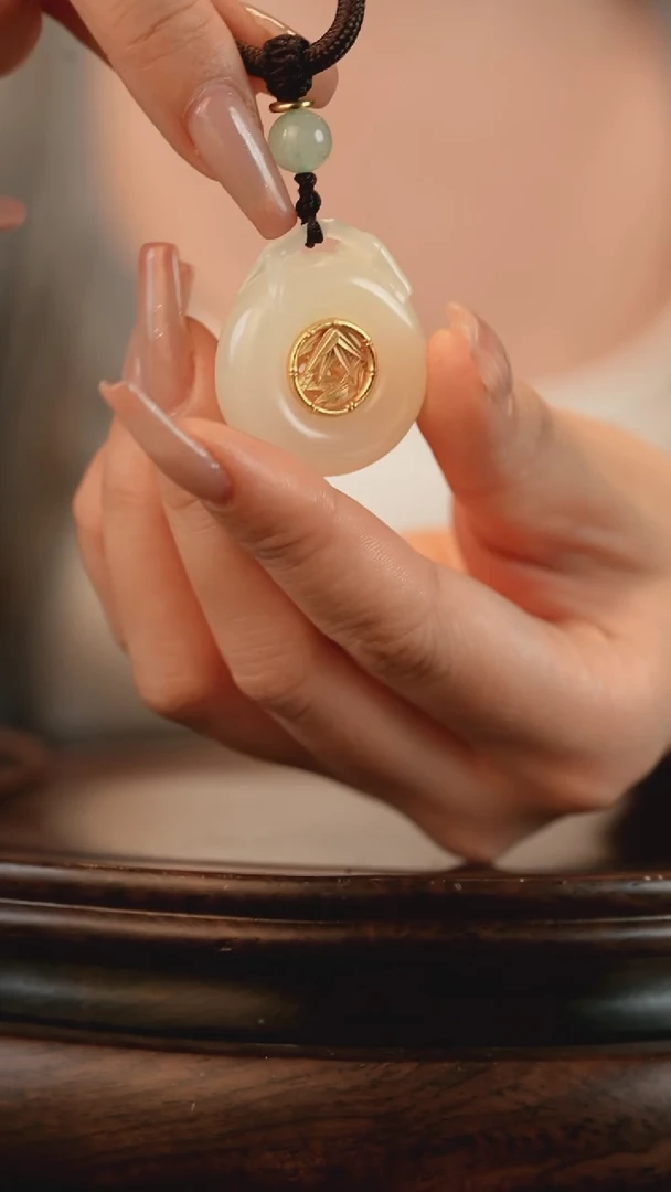 云南石荔枝白雕刻：竹报平安吊坠