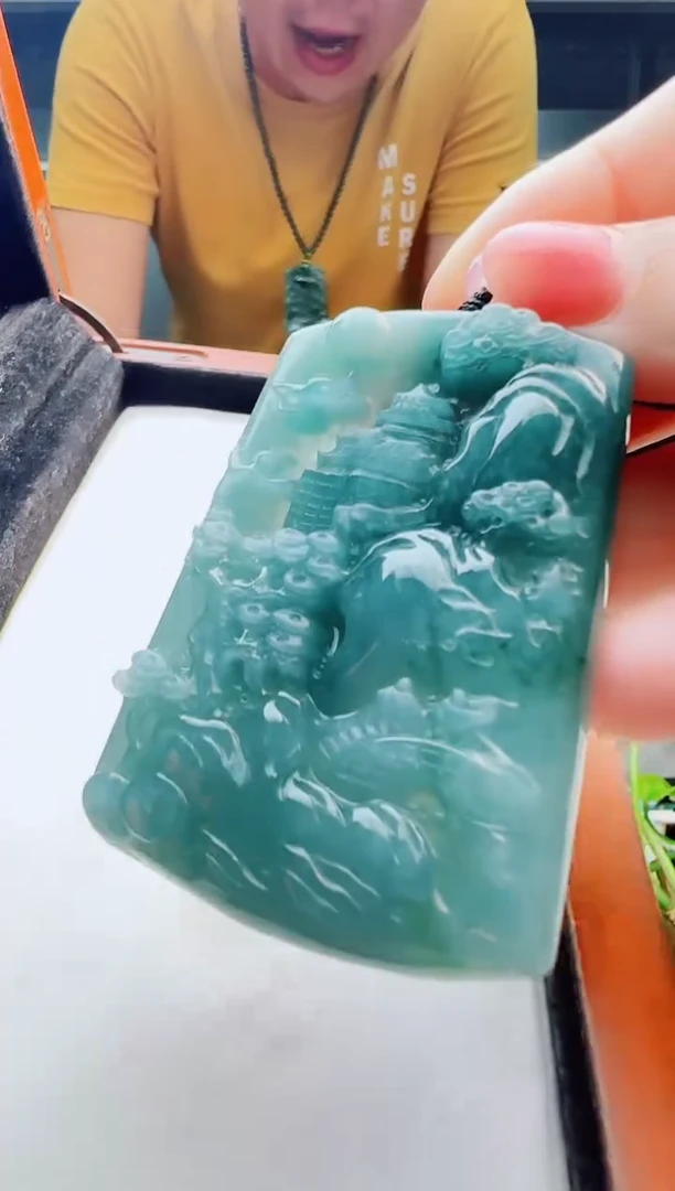 翡翠未镶嵌颈饰多样性发货其中一件