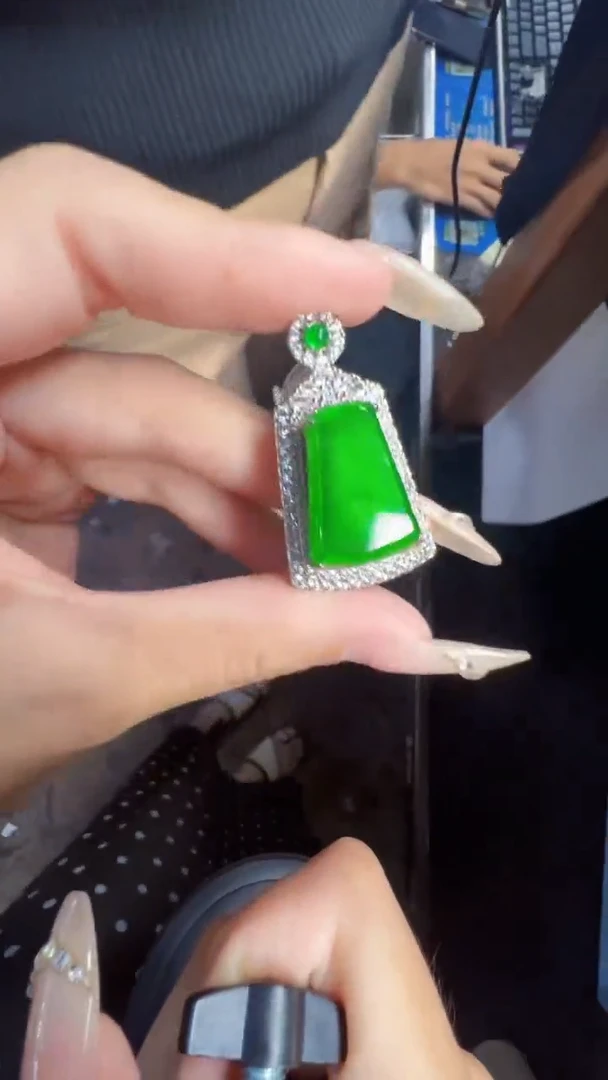 未镶嵌定制翡翠翡翠A货有轻微色差属于正常现象无事牌多样性发货1