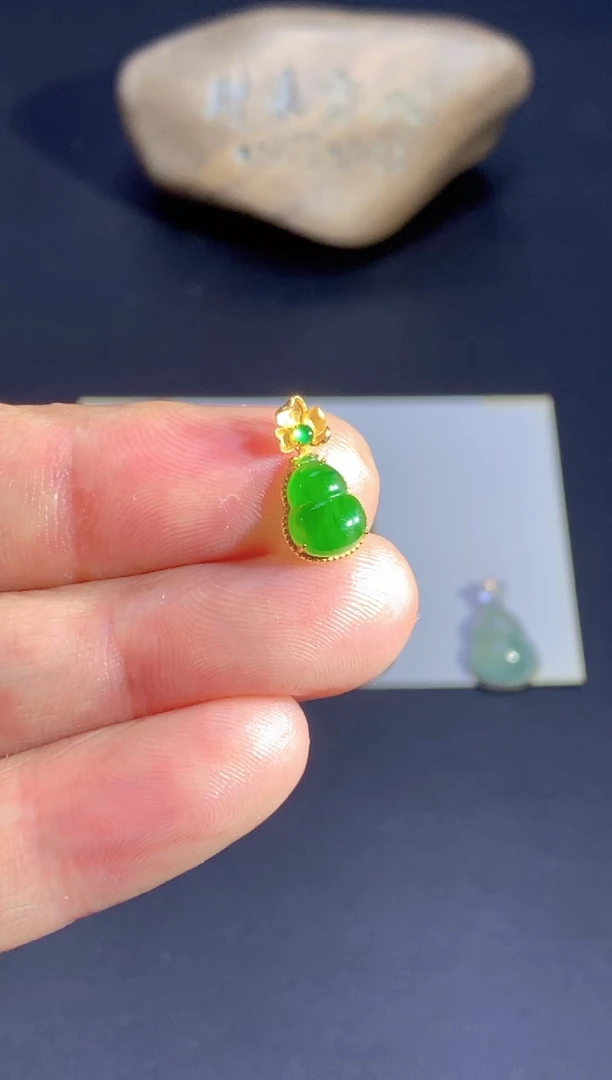 颈饰18K金镶嵌翡翠