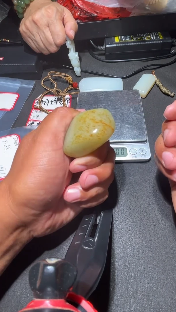 未镶嵌和田玉（糖玉）挂件和田玉
