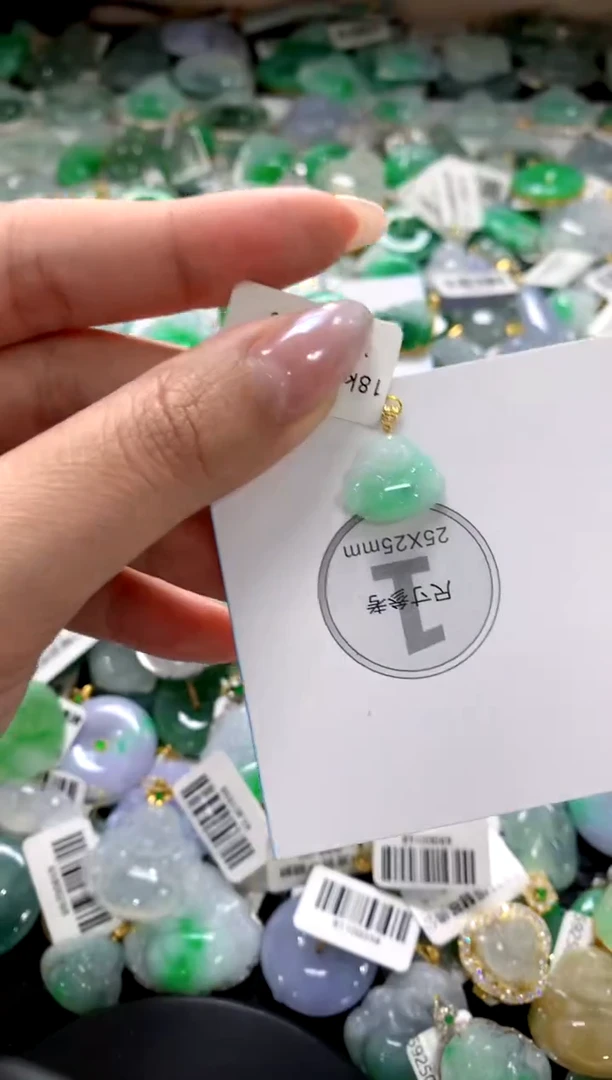 颈饰18K金镶嵌翡翠1