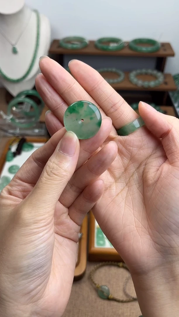 吊坠(赠链)未镶嵌石英质玉（非洲翠）平安扣