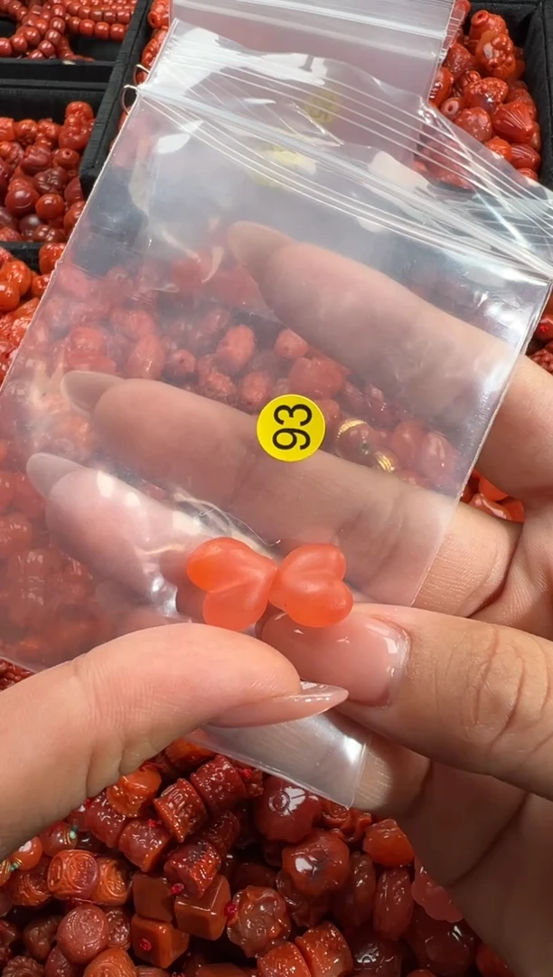 南红玛瑙未镶嵌颈饰1
