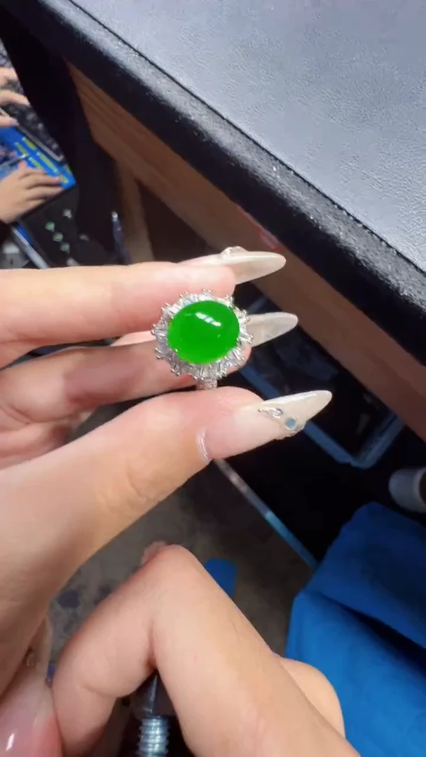 未镶嵌定制翡翠翡翠A货有轻微色差属于正常现象，戒指多样性发货1