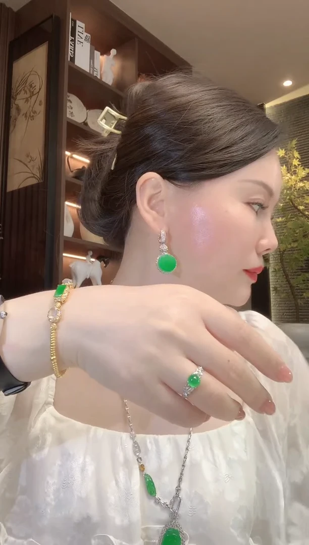 18K金镶嵌戒指翡翠A111