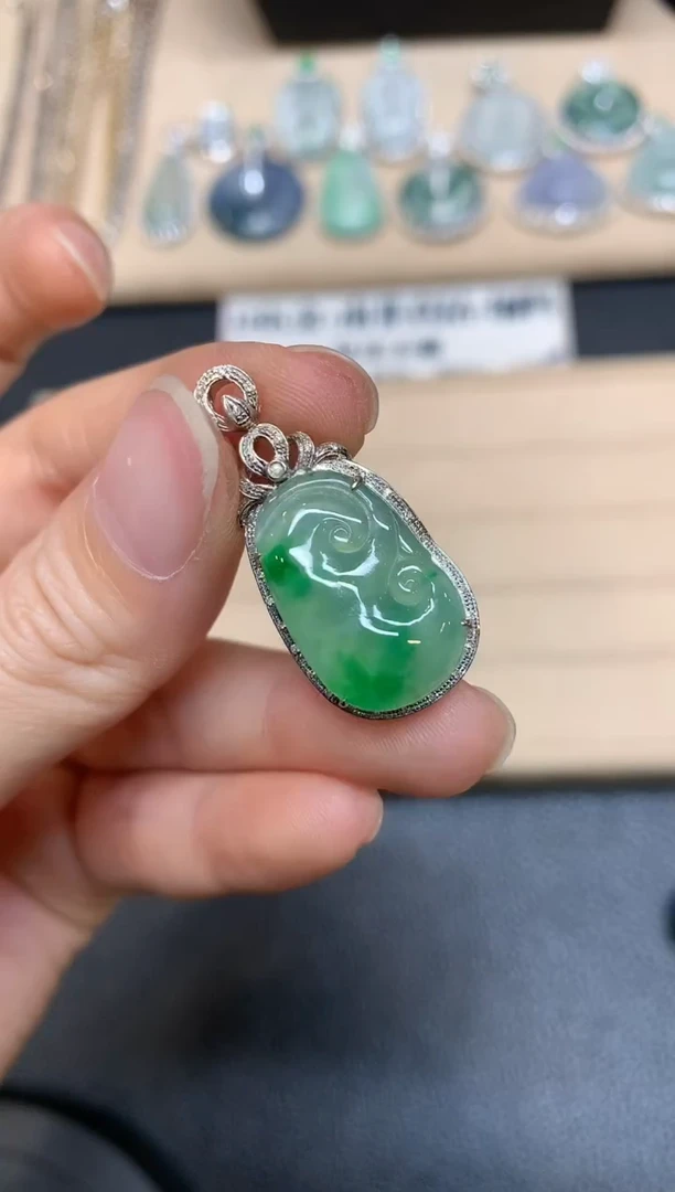 【闪购商品】翡翠颈饰18K金镶嵌如意【无服务费