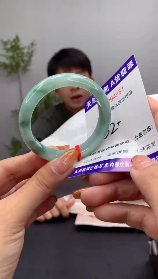 未镶嵌手镯翡翠有纹，完美者勿拍