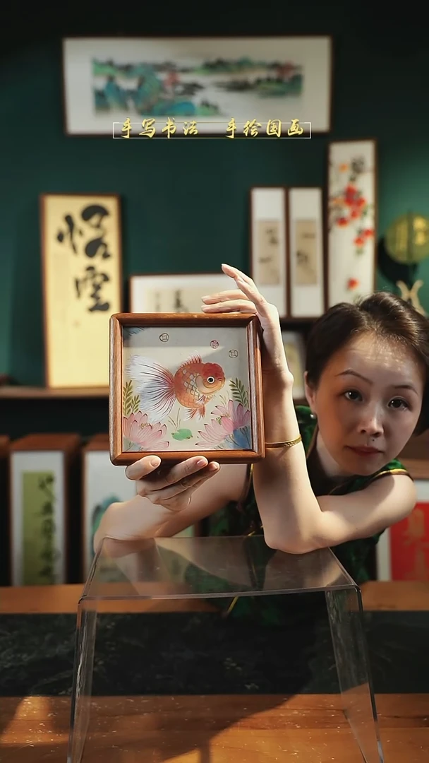 国画6寸 荷花金鱼 摆台 实木 17*17cm