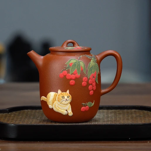 9157 宜兴紫砂茶具鱼籽朱泥料堆绘小猫壶160cc