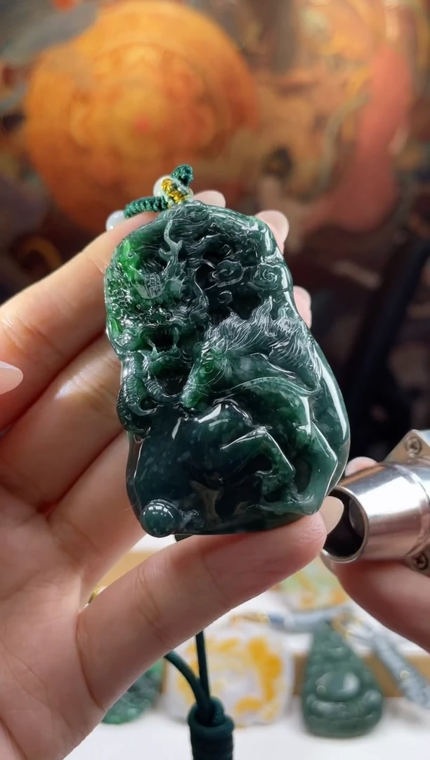 翡翠未镶嵌颈饰多样性发其一