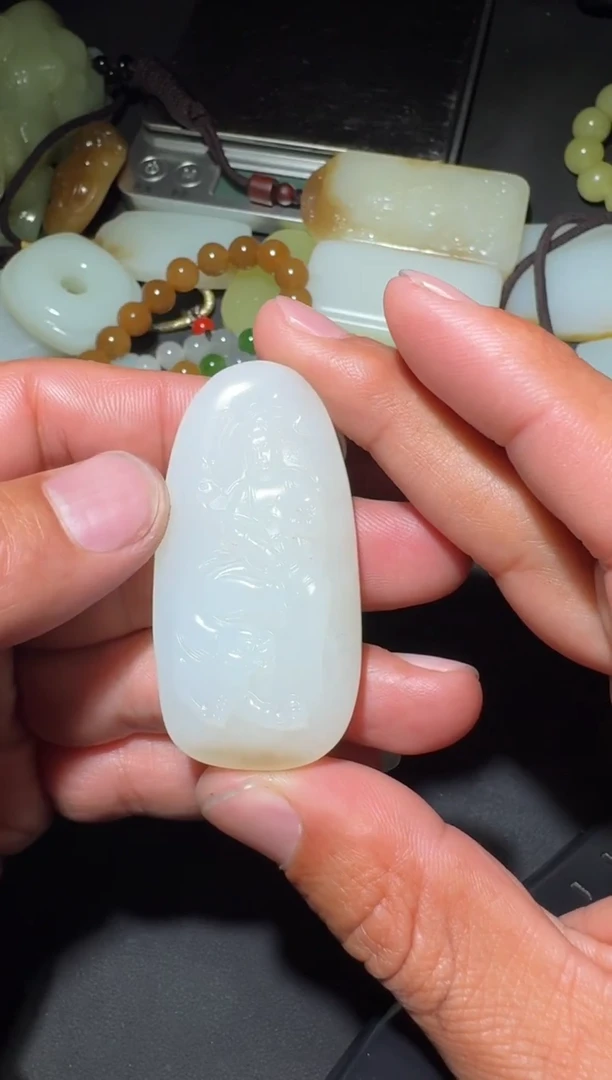未镶嵌和田玉（糖玉）挂件和田玉