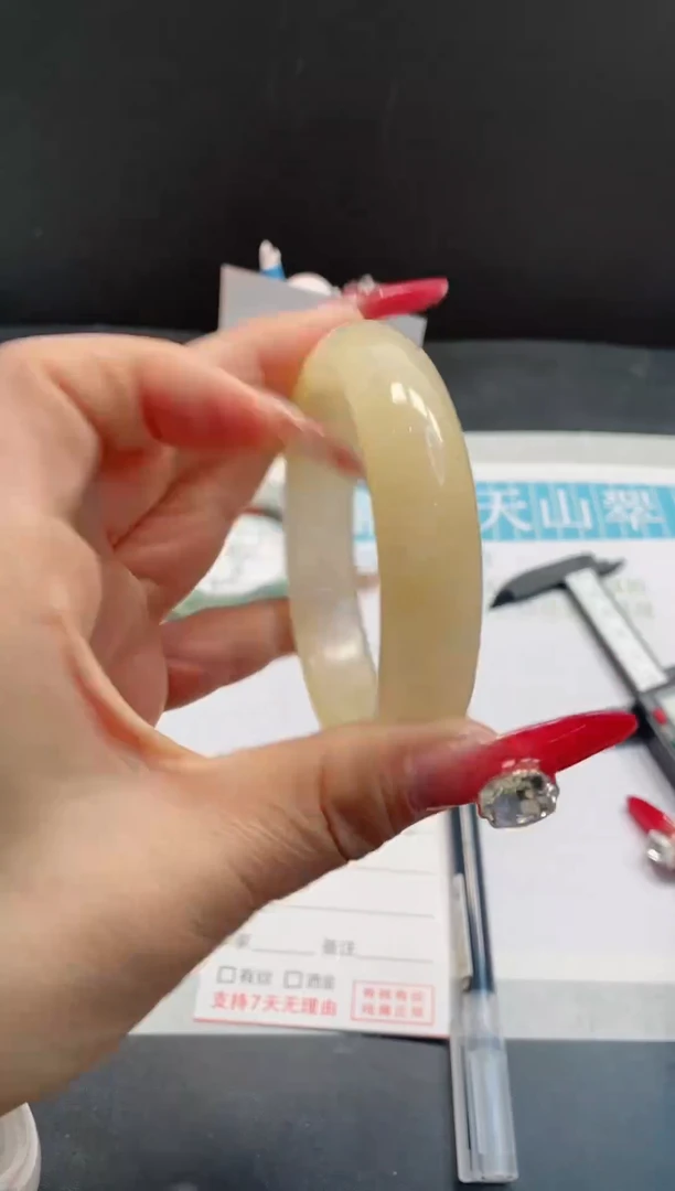 【闪购商品】石英质玉手镯未镶嵌98