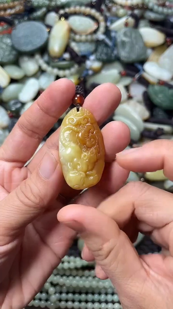 和田玉未镶嵌颈饰（多样性发一件）没有证书有瑕