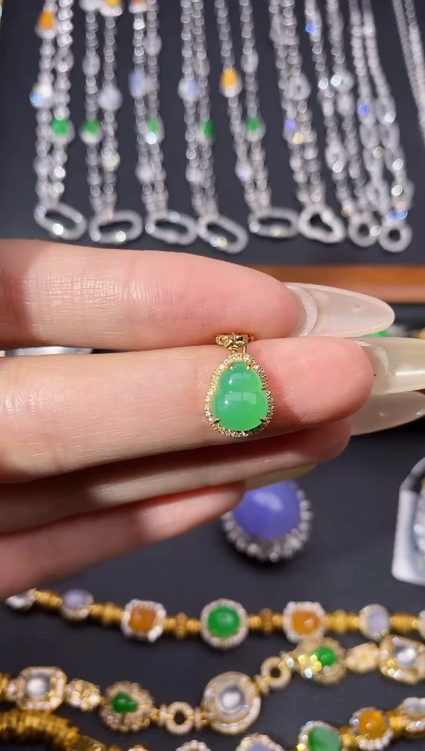 颈饰18K金镶嵌翡翠吊坠