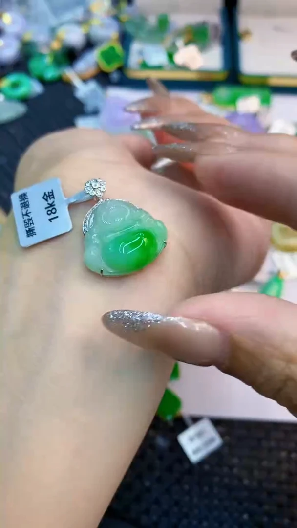 颈饰18K金镶嵌翡翠1