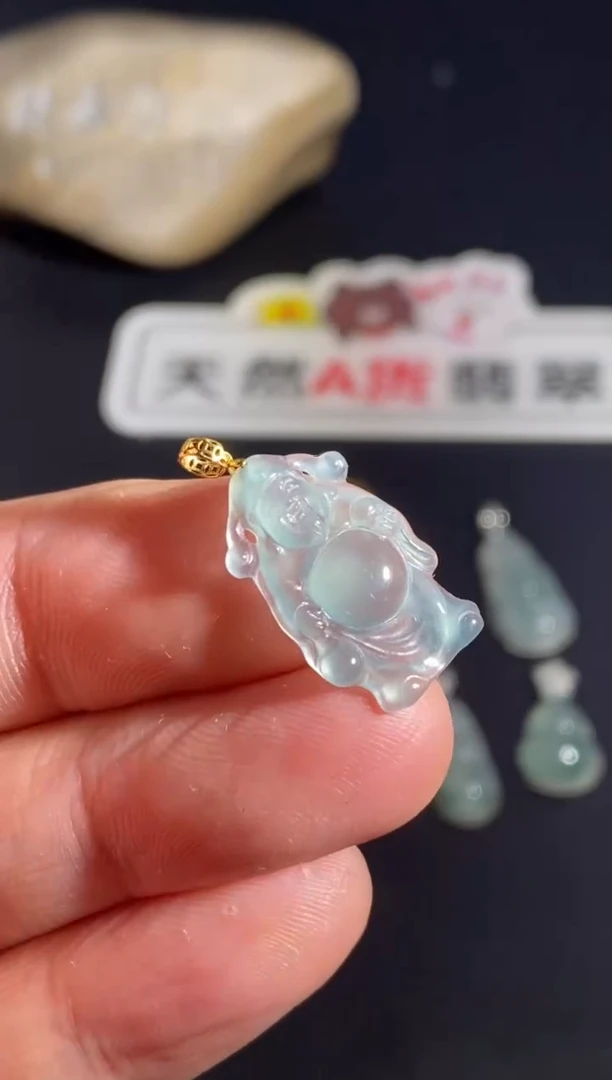 颈饰18K金镶嵌翡翠