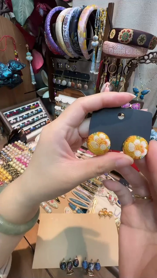 很**吖【孤品车11.24】三马金桔蝶恋花2CM耳钉