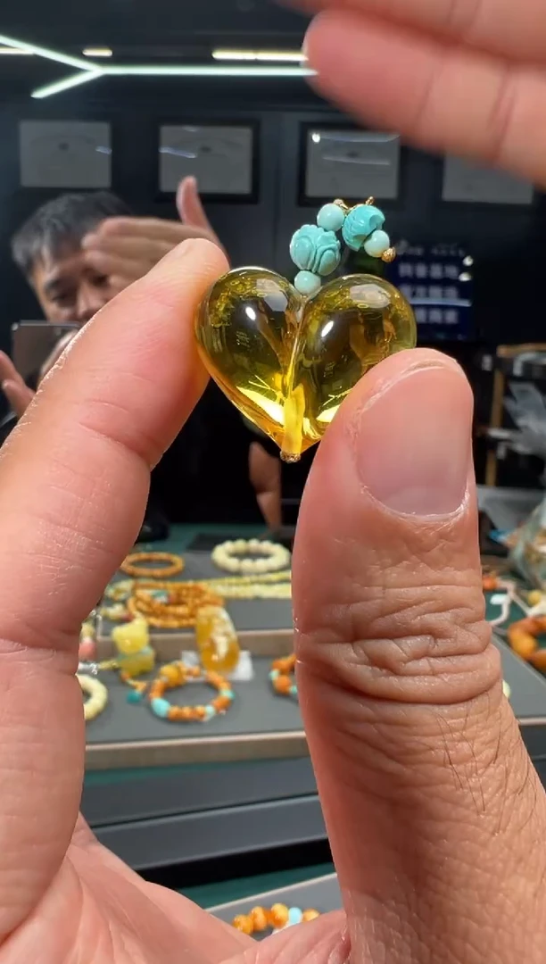 裸石琥珀18K金镶嵌爱心屁桃吊坠-S42