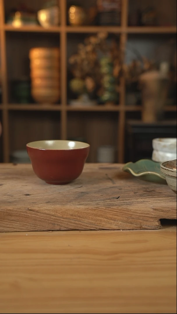 复古红色的葫芦米饭碗
