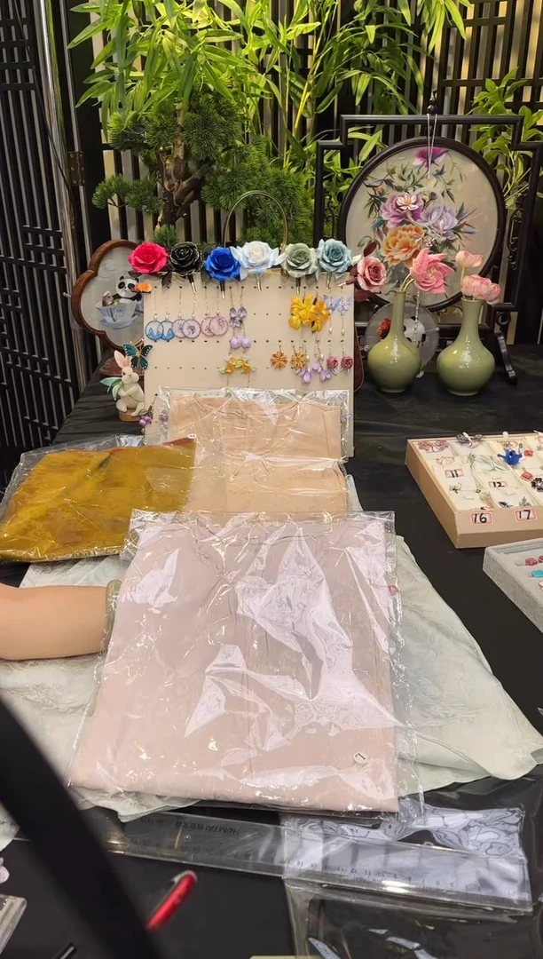 织绣C****.橙色上衣xl码