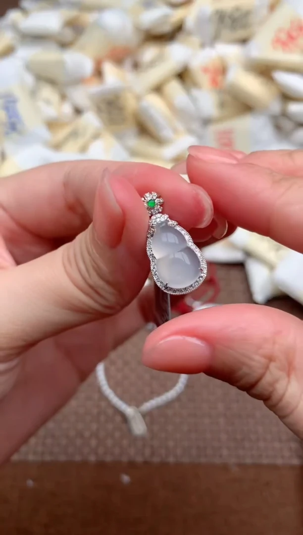 18K金镶嵌挂件翡翠一