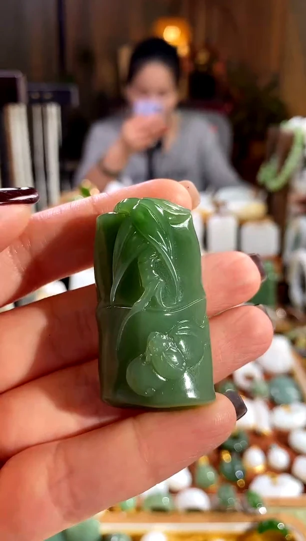 吊坠(赠链)未镶嵌和田玉.