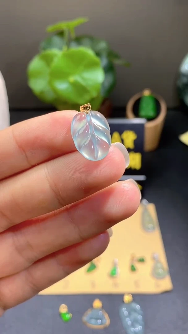 颈饰18K金镶嵌翡翠翡翠A货